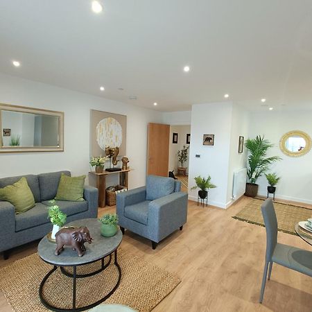 Snuggle Inn - Riverside Apartments - Views Over Looking London River Thames, Close To O2 Arena, London Excel, London City Airport, Thames Clipper- River Boat Service, Woolwich Ferry, Onsite Parking, Twin Room Option Available Exterior photo