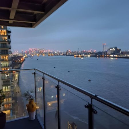 Snuggle Inn - Riverside Apartments - Views Over Looking London River Thames, Close To O2 Arena, London Excel, London City Airport, Thames Clipper- River Boat Service, Woolwich Ferry, Onsite Parking, Twin Room Option Available Exterior photo