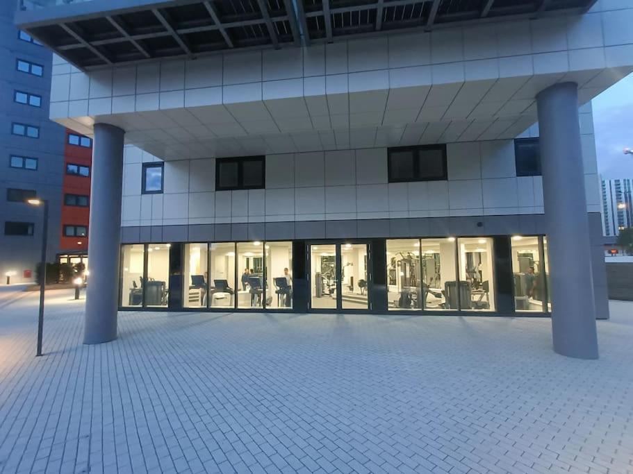 Snuggle Inn - Riverside Apartments - Views Over Looking London River Thames, Close To O2 Arena, London Excel, London City Airport, Thames Clipper- River Boat Service, Woolwich Ferry, Onsite Parking, Twin Room Option Available Exterior photo