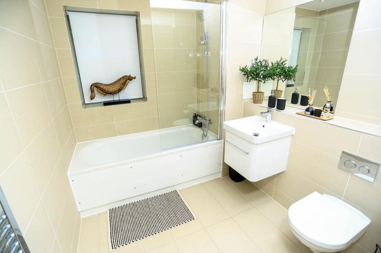 Snuggle Inn - Riverside Apartments - Views Over Looking London River Thames, Close To O2 Arena, London Excel, London City Airport, Thames Clipper- River Boat Service, Woolwich Ferry, Onsite Parking, Twin Room Option Available Exterior photo