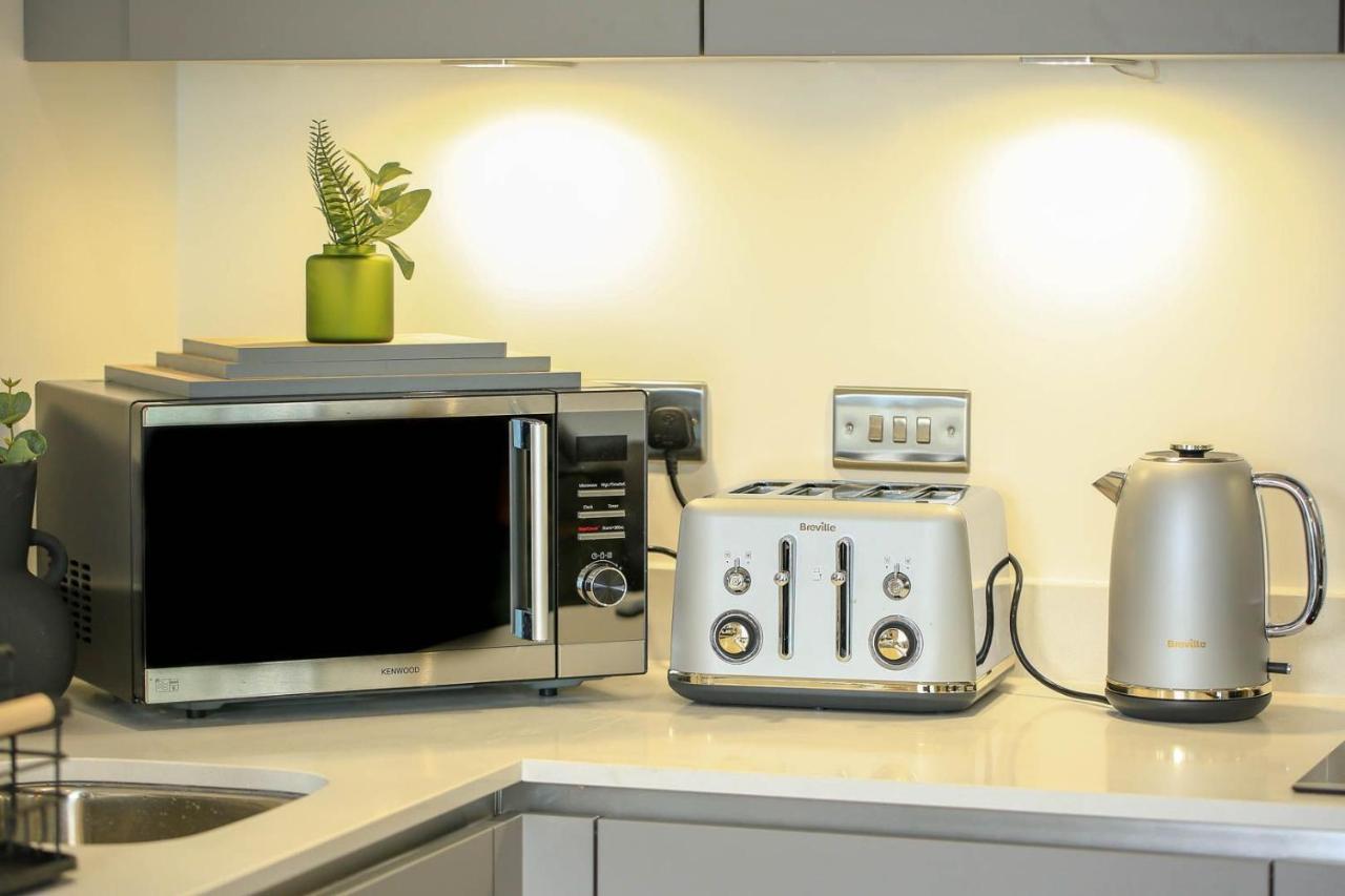 Snuggle Inn - Riverside Apartments - Views Over Looking London River Thames, Close To O2 Arena, London Excel, London City Airport, Thames Clipper- River Boat Service, Woolwich Ferry, Onsite Parking, Twin Room Option Available Exterior photo