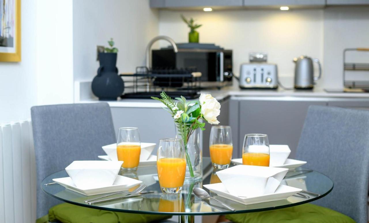 Snuggle Inn - Riverside Apartments - Views Over Looking London River Thames, Close To O2 Arena, London Excel, London City Airport, Thames Clipper- River Boat Service, Woolwich Ferry, Onsite Parking, Twin Room Option Available Exterior photo