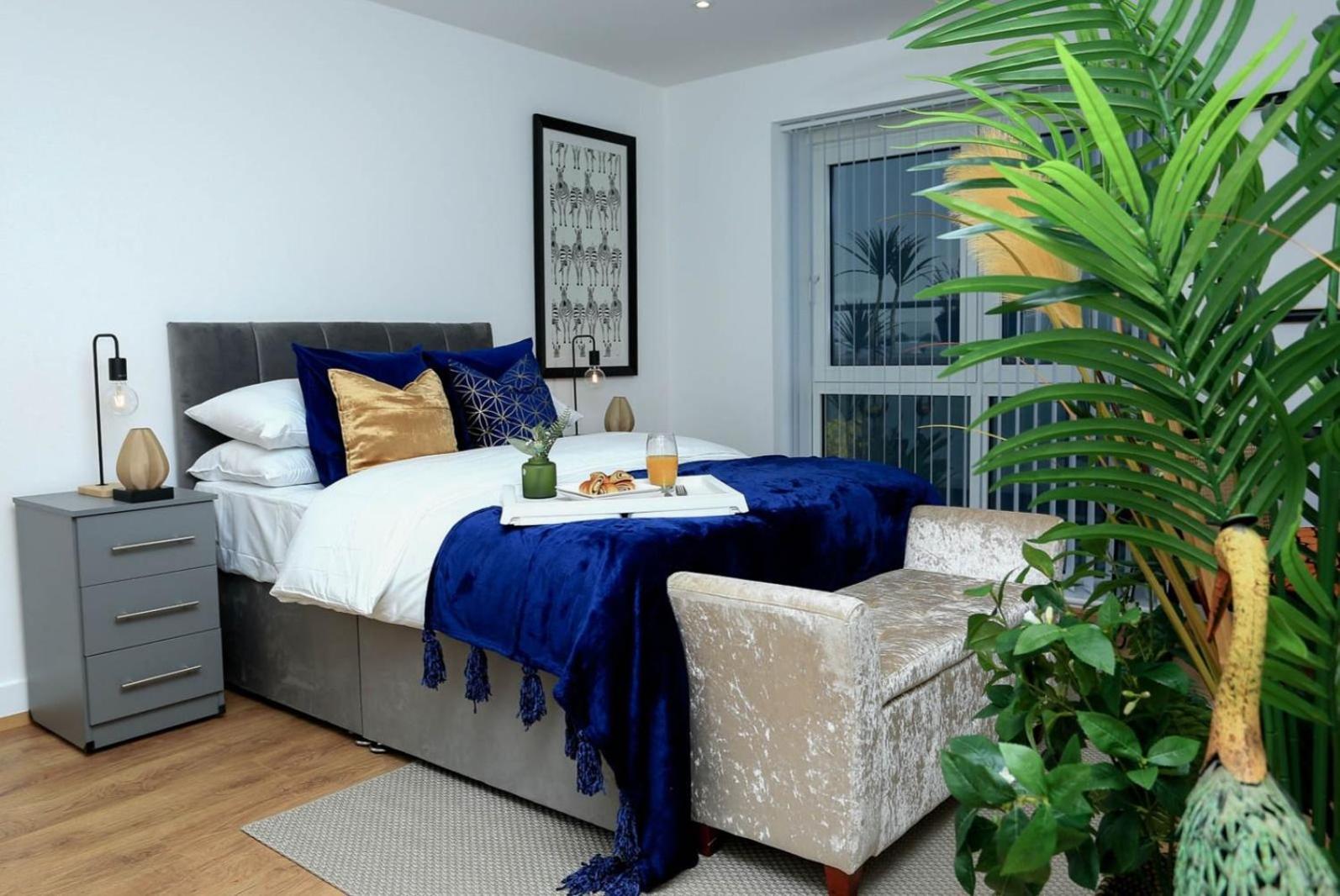 Snuggle Inn - Riverside Apartments - Views Over Looking London River Thames, Close To O2 Arena, London Excel, London City Airport, Thames Clipper- River Boat Service, Woolwich Ferry, Onsite Parking, Twin Room Option Available Exterior photo