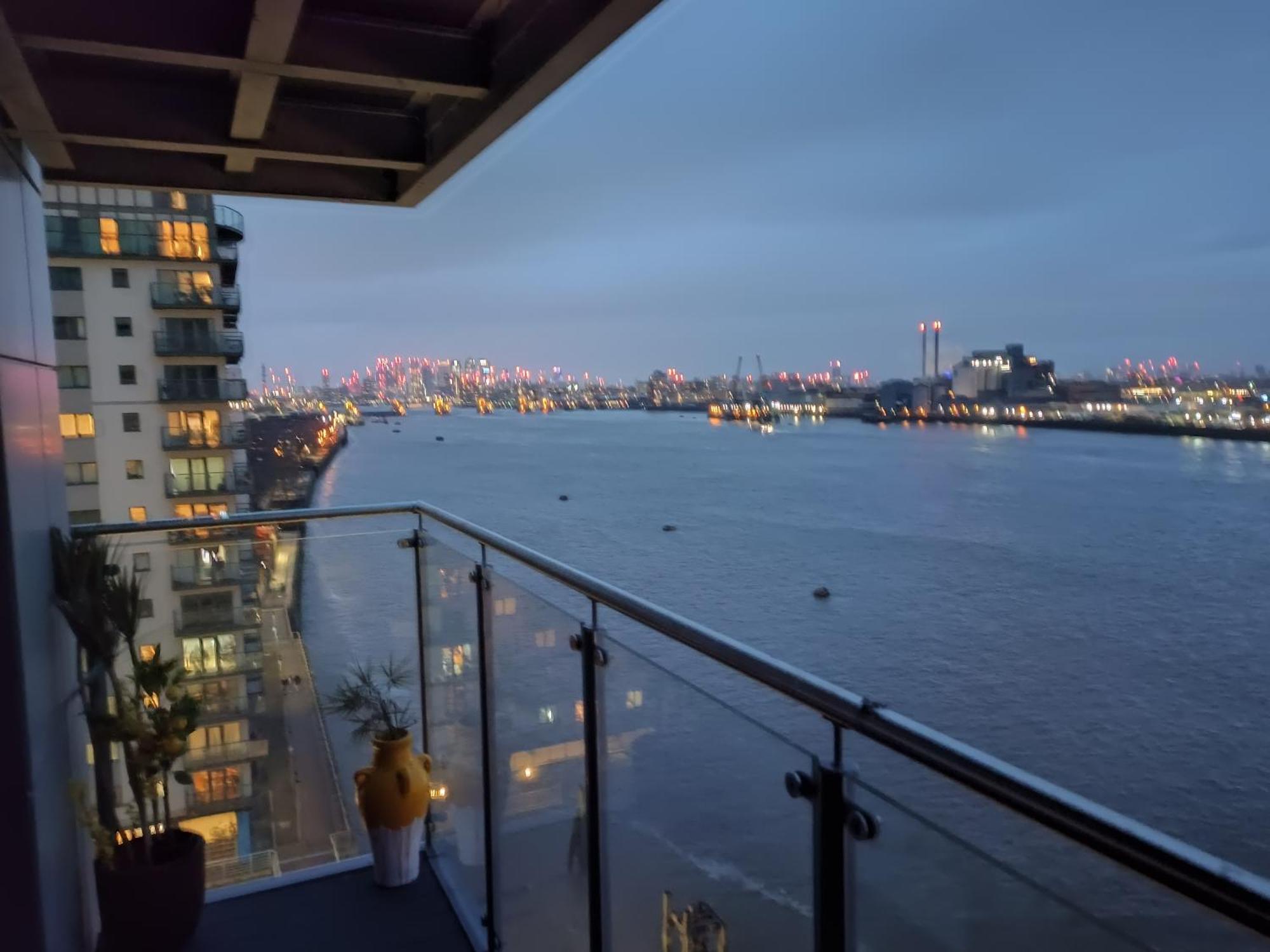 Snuggle Inn - Riverside Apartments - Views Over Looking London River Thames, Close To O2 Arena, London Excel, London City Airport, Thames Clipper- River Boat Service, Woolwich Ferry, Onsite Parking, Twin Room Option Available Exterior photo