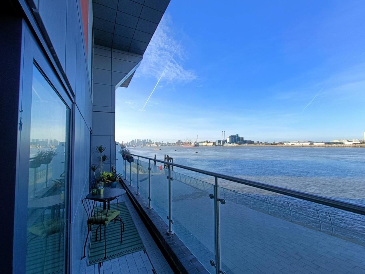 Snuggle Inn - Riverside Apartments - Views Over Looking London River Thames, Close To O2 Arena, London Excel, London City Airport, Thames Clipper- River Boat Service, Woolwich Ferry, Onsite Parking, Twin Room Option Available Exterior photo