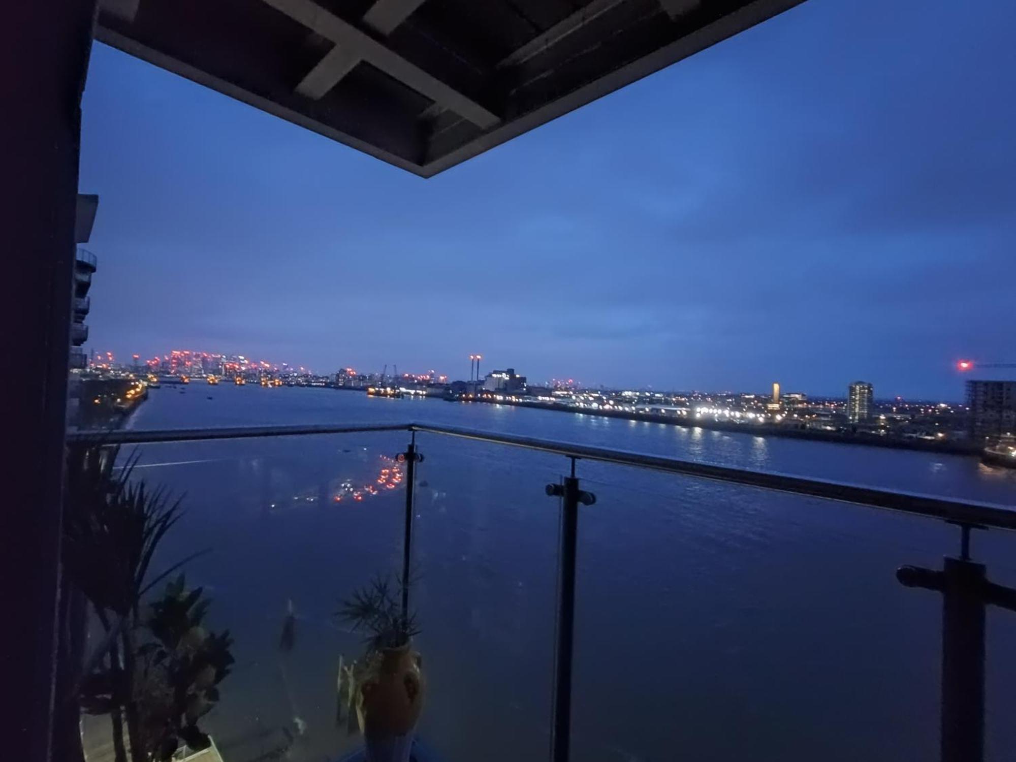 Snuggle Inn - Riverside Apartments - Views Over Looking London River Thames, Close To O2 Arena, London Excel, London City Airport, Thames Clipper- River Boat Service, Woolwich Ferry, Onsite Parking, Twin Room Option Available Exterior photo