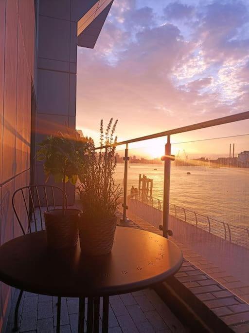 Snuggle Inn - Riverside Apartments - Views Over Looking London River Thames, Close To O2 Arena, London Excel, London City Airport, Thames Clipper- River Boat Service, Woolwich Ferry, Onsite Parking, Twin Room Option Available Exterior photo