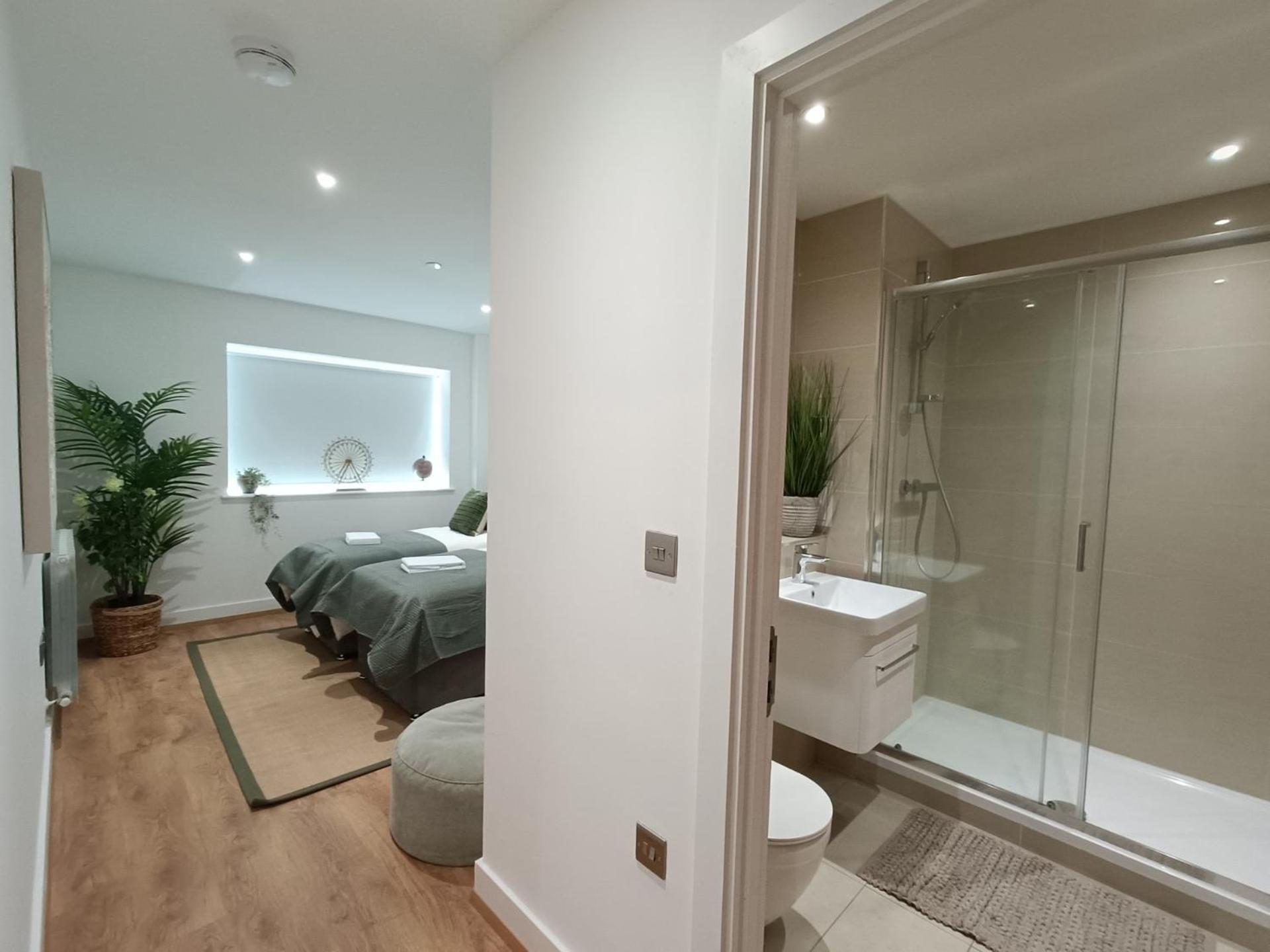 Snuggle Inn - Riverside Apartments - Views Over Looking London River Thames, Close To O2 Arena, London Excel, London City Airport, Thames Clipper- River Boat Service, Woolwich Ferry, Onsite Parking, Twin Room Option Available Exterior photo
