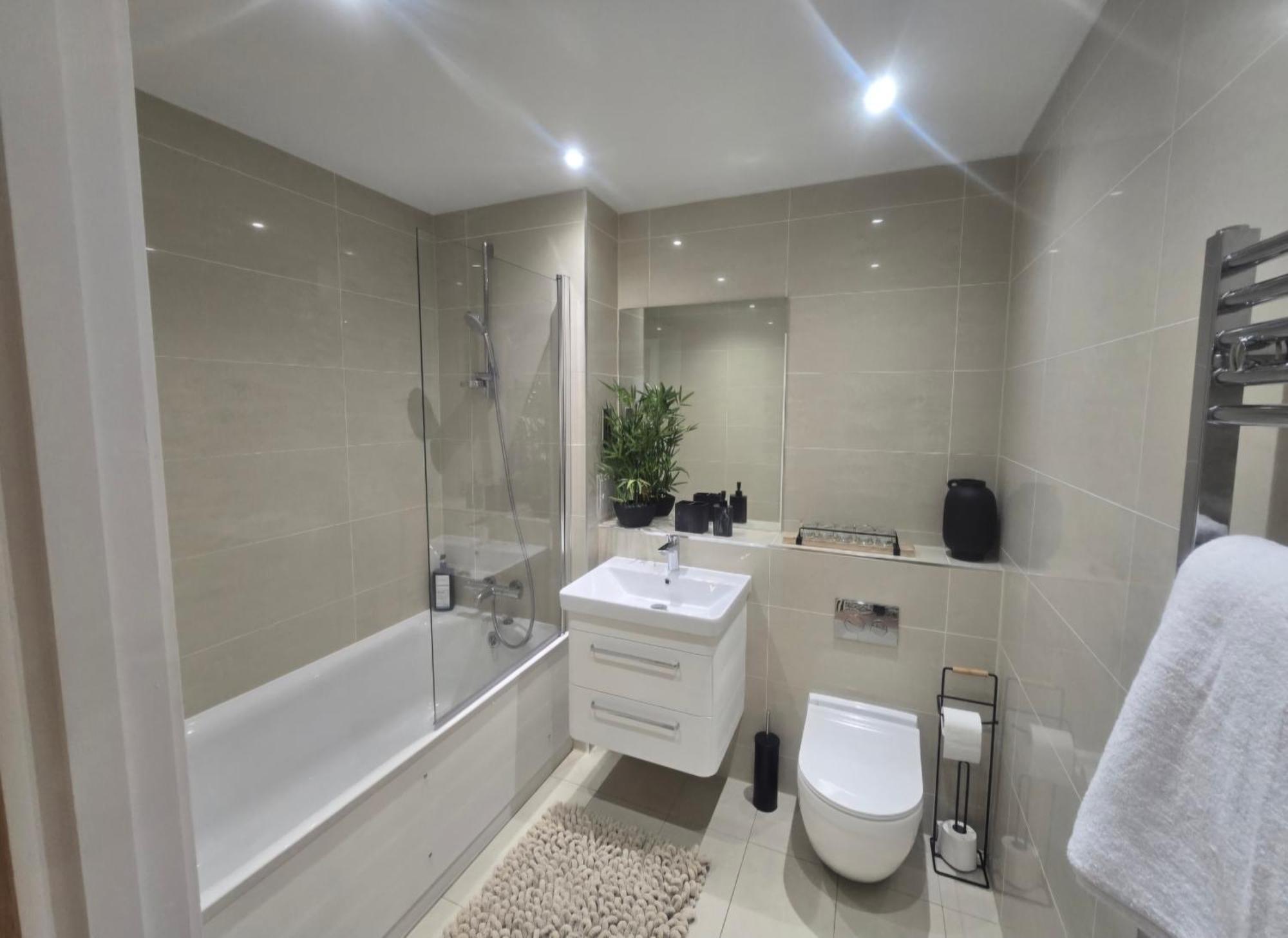 Snuggle Inn - Riverside Apartments - Views Over Looking London River Thames, Close To O2 Arena, London Excel, London City Airport, Thames Clipper- River Boat Service, Woolwich Ferry, Onsite Parking, Twin Room Option Available Exterior photo