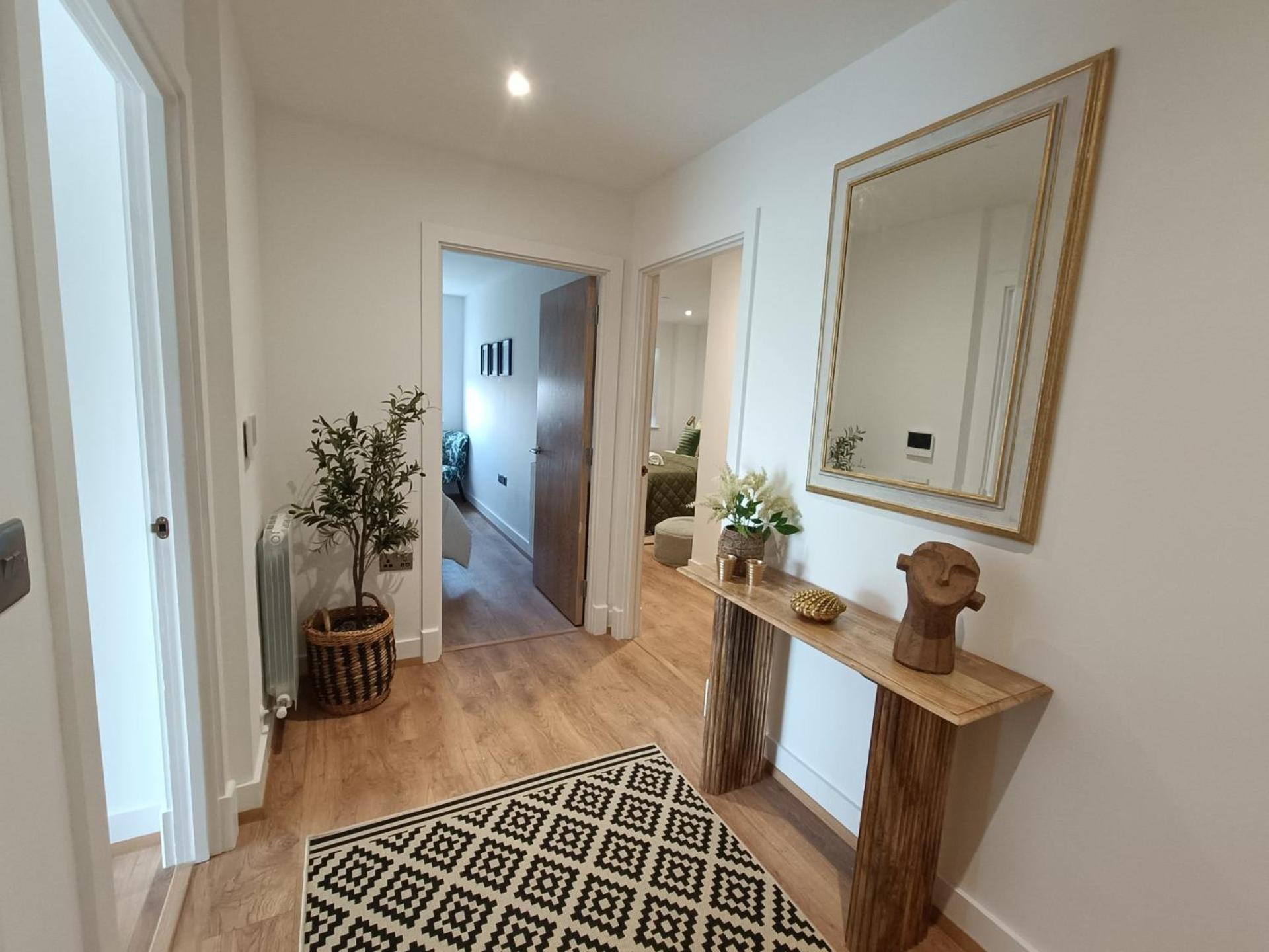 Snuggle Inn - Riverside Apartments - Views Over Looking London River Thames, Close To O2 Arena, London Excel, London City Airport, Thames Clipper- River Boat Service, Woolwich Ferry, Onsite Parking, Twin Room Option Available Exterior photo